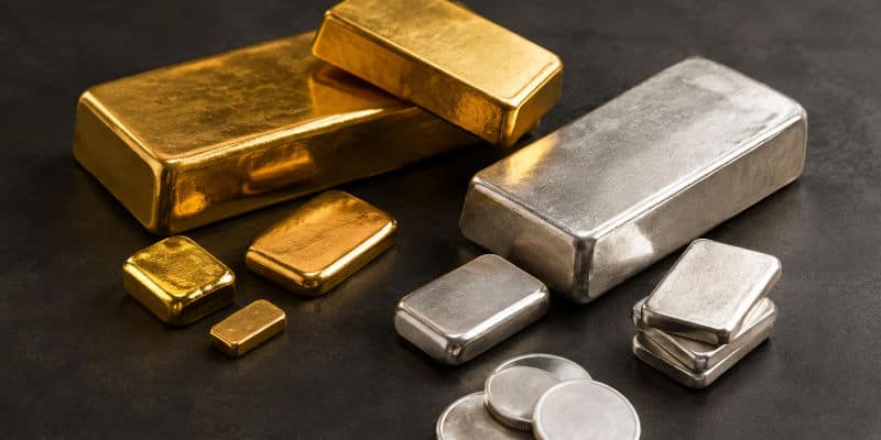 Lingots d'or et d'argent de formes et tailles variées posés côte à côte