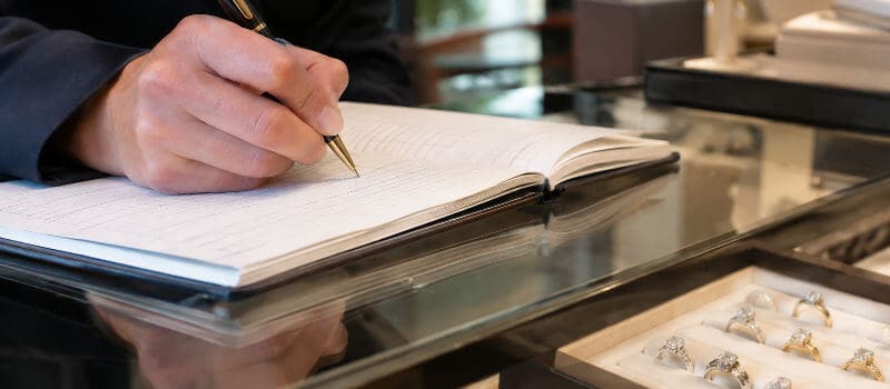 Professionnel inscrivant une transaction dans le registre